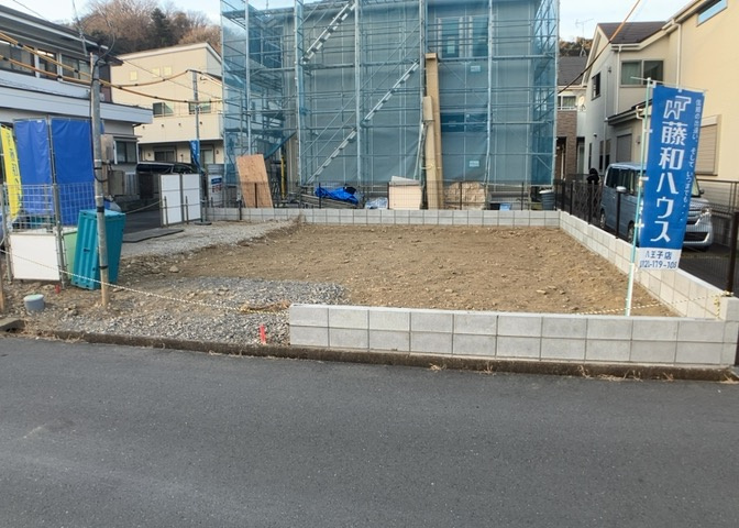 現在は更地となっています。現地をご見学に行く際は、道路の幅や周辺の交通量、施設などをご確認頂くことをおすすめします！ある程度イメージをつけたいという場合は、同売主の施工事例や完成パースもお見せします。