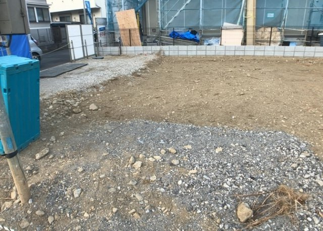 車一台あたりに必要なスペースは、標準サイズの普通自動車で横幅2m50cm、長さ5mは必要になります。ただし、乗降のことも考慮して横幅3m30cm、長さ5m50cmほどは確保できるところを選びましょう。