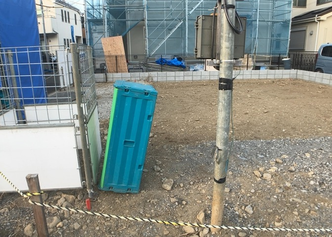 庭のある家に住むことのメリットとして、子どもたちの遊び場を確保できること、ガーデニングや家庭菜園を楽しめること、明るさを確保できることがあります。また、配置を工夫することでプライバシーが確保できます。