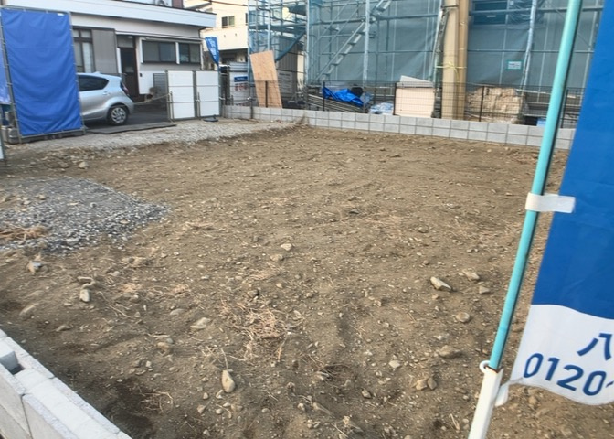 玄関は、狭すぎると複数人で使いにくく、広すぎても無駄な空間になりがちです。最低2畳を目安にして、家の広さとの兼ね合いや家族の人数を考慮して決めるとよいでしょう。現地を見学して快適な玄関を選びましょう！