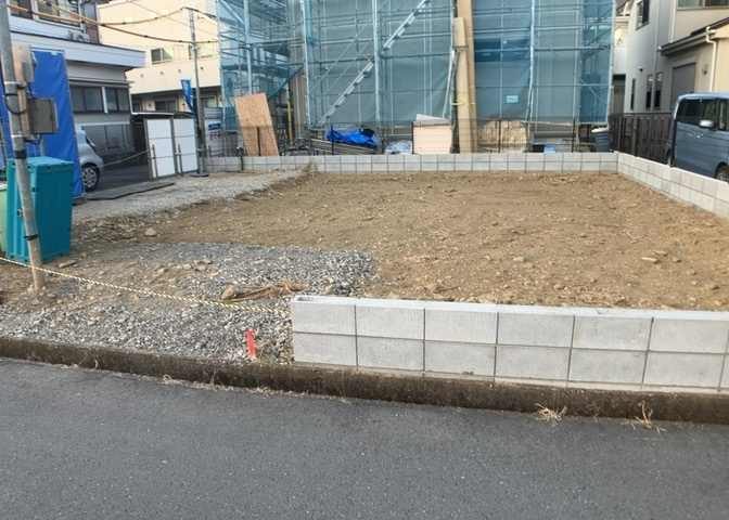 住宅用の土地では前面道路に2m以上接していなければならないと法律で定められています。しかし、お持ちの車のサイズやライフスタイルなどにより、2mでは利便が悪い場合もございますので、事前に確認しましょう。