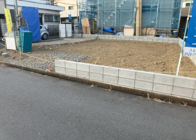 お持ちの車種によっては前面道路が広い方が便利でしょう。しかし、前面道路が広ければその分交通量が多くなるため、騒音などが気になる場合があります。実際に現地を見学し、周辺交通量や騒音などを確認しましょう！