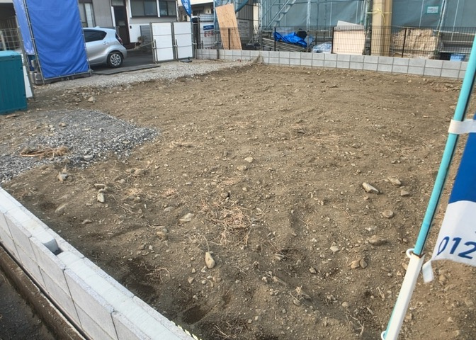 玄関は家の顔でもあり、家族以外の目にも止まる場所です。玄関は外との間を仕切る扉、靴などをしまっておく収納スペース、靴脱ぎのたたきスペース、来客とのやり取りをするドアホンなど複数のアイテムからなります。