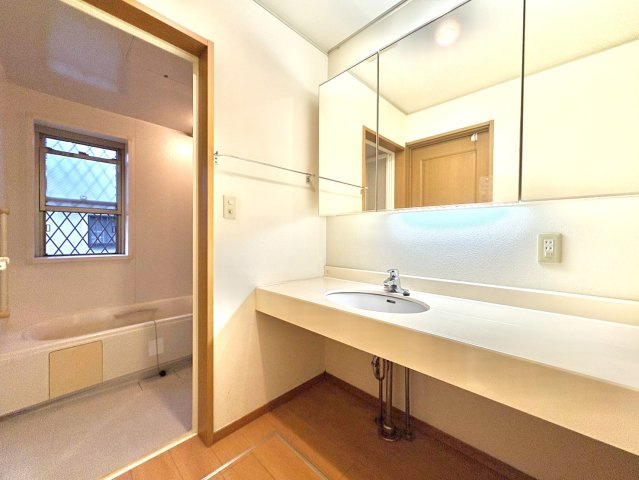 ◆毎日使う場所だから、機能的で使いやすさに配慮したパウダールーム。すっきりと使えるように収納も豊富にご用意しています。