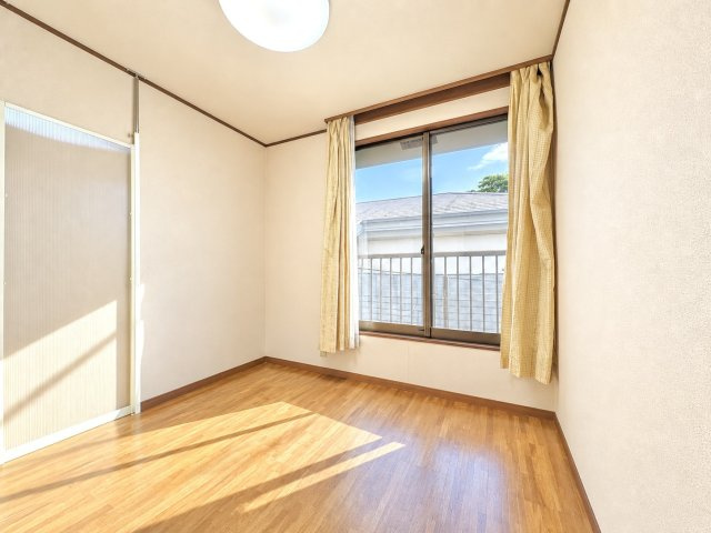 ◆室内はいつも明るい印象なので気持ちの良い朝を迎えられます。各部屋にはクローゼットを完備しており、収納が多いお家はすっきりして快適空間です。