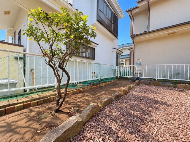 ◆お手入れのしやすいちょうどよいサイズ感のお庭付き。植栽や家庭菜園等多目的にご利用いただけるプライベート空間。