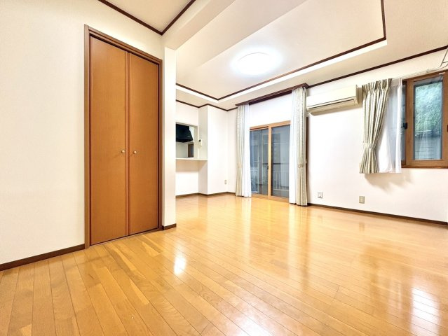 ◆柔らかな色合いのフローリングと清潔感のあふれる白のクロスが明るい空間を創り出しているリビングダイニング。家族の集まる憩いの場にふさわしいです。