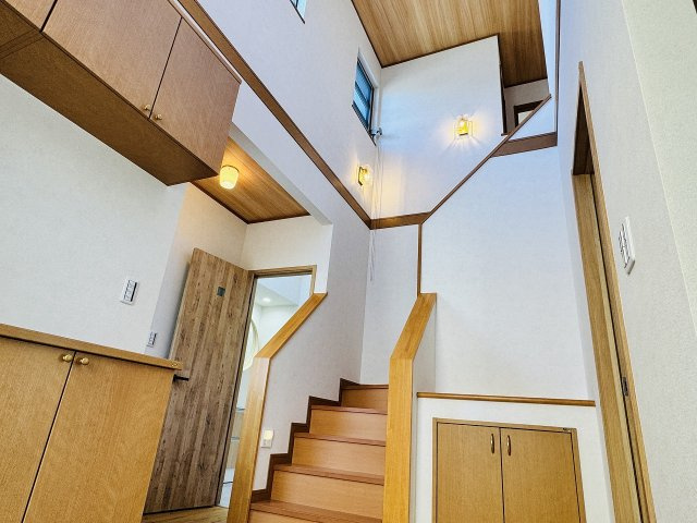 ～吹抜けがある広い玄関～