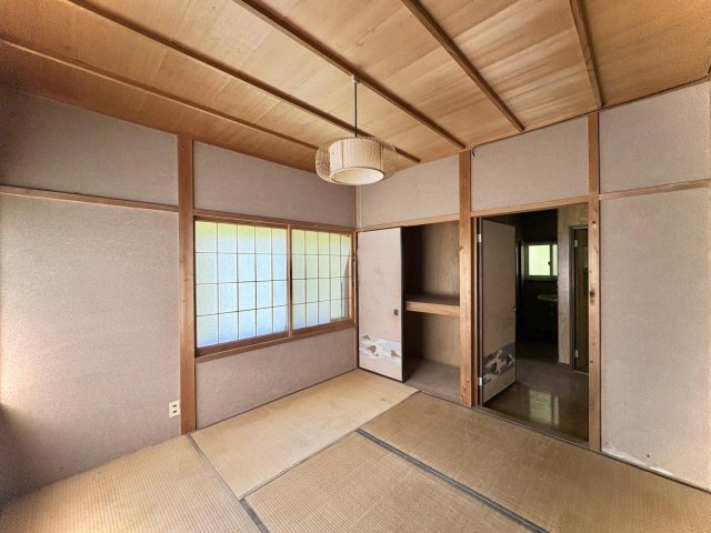 玄関横のコンパクトな和室です。独立性が高く、書斎や趣味の部屋、あるいは来客時の応接スペースとして最適です。押入れ収納があり、部屋を広く使えます。レトロな照明が温かみを添えます。
