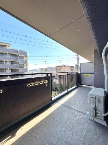 LDKと洋室の2部屋から出入りできる10.08？のワイドなバルコニー。南東向きで陽当たり・通風ともに良好！洗濯物を干すだけでなく、リフレッシュスペースとしても活躍します。