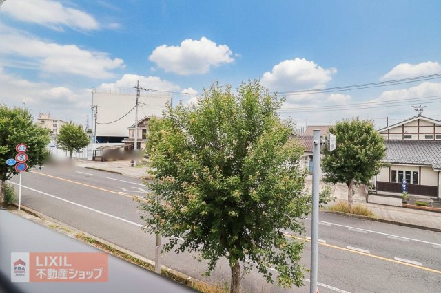 【建物からの眺望／現地完成写真】バルコニーからの景色です。隣接した建物との間隔はゆったりしています。