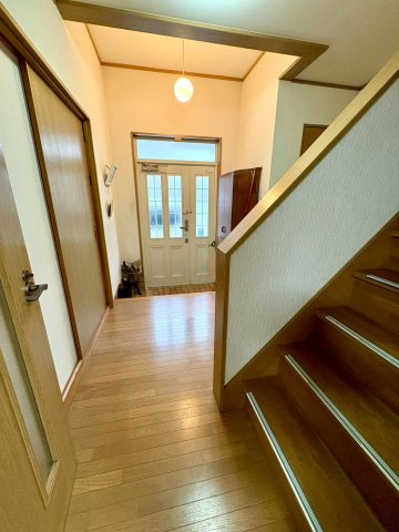 室内もクロスの張替え歴があるので明るい印象です。
