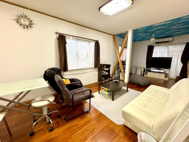 床と壁を張り替えているので明るい印象です。
