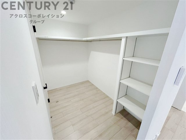 収納力が高く洋服や小物を整理しやすく、更衣室のように使え、部屋がすっきり保てます。収納の配置を自由に調整でき、換気性が良く防湿・防虫対策も可能。快適で機能的な生活空間を実現できます♪