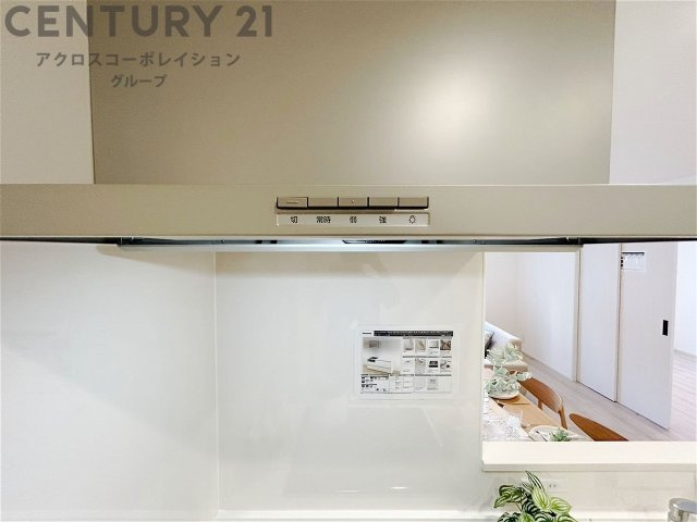パワフルな吸引力で調理中の臭気等をしっかり処理してくれ、室内を快適に保ってくれます。