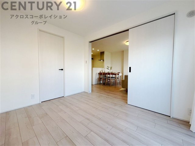 大きな掃き出し窓に面した洋室で、リビングダイニングスペースとの間仕切りを開放すれば、さらに広々とした空間となります♪