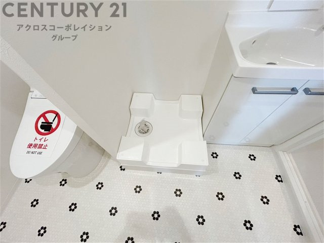 洗濯物の仕分け作業がしやすく、整理整頓が容易になります。洗濯音や湿気を他の部屋に持ち込まず、生活環境を快適に保ちます。上部を活用すれば収納スペースを確保でき洗剤や洗濯用品の整理もしやすくなります。