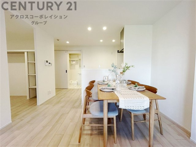キッチン前のダイニングスペース　カウンターキッチンから料理の受け渡し等に便利です。ダイニングセットを置いても十分な広さを確保。