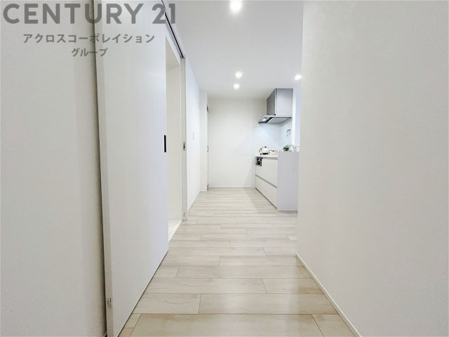 白を基調としたクロスに建具が室内を明るい雰囲気にしています♪