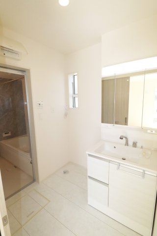 【郡山市安積北井２丁目　　　１号棟　　　安積第１小学校、安積中学区の洗面】