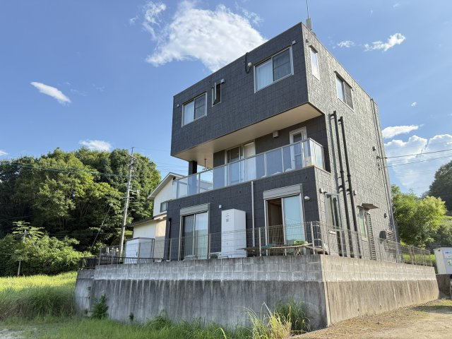 ヘーベルハウスの注文住宅は存在感のある3階建て。黒を基調としたモダンなデザインは街並みに映え、洗練された印象。高基礎のため開放感があり、外部からの視線を遮りやすく、プライバシーを確保しやすい点も魅力。