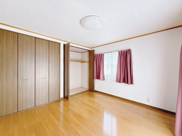 ■洋室｜シンプルで使い勝手が良く、長く快適にお使いいただける空間です♪家具の配置がしやすく、お好みのレイアウトをお楽しみいただけます♪