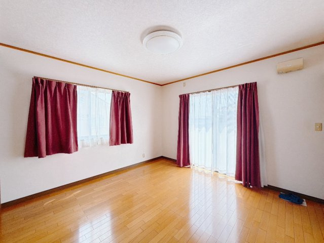■洋室｜ナチュラルカラーの床です。模様替えなどとても楽しく工夫できます♪陽当たり、風通しもとても良いので毎日快適な生活スタートです！