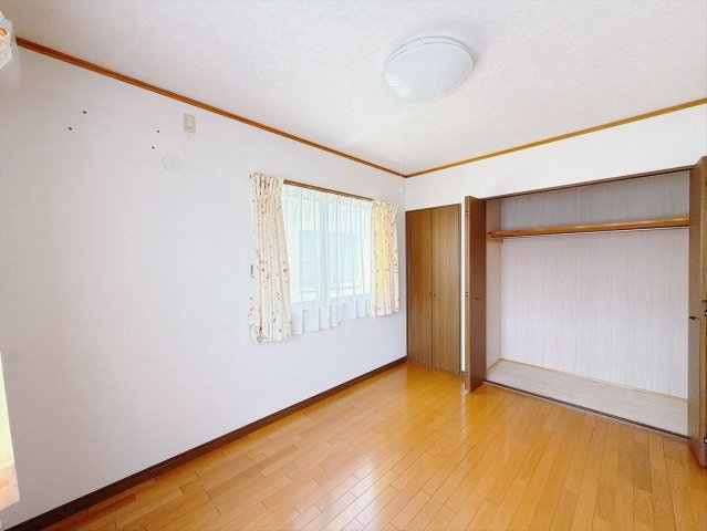 ■洋室｜ほっと安らぐ落ち着いたナチュラルな色合い。ウッドの質感でお部屋も心もやさしいぬくもりに包まれます。明るい日差しが降り注ぐお部屋に、居心地の良さを感じます♪