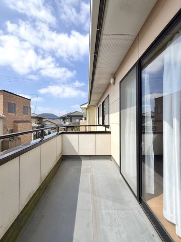 ■バルコニー｜バルコニーから入る日差しは暖かく、爽快な朝の目覚めを促してくれます♪洗濯物やお布団を干して太陽の香りを吸い込んだお布団で夜はおやすみください。