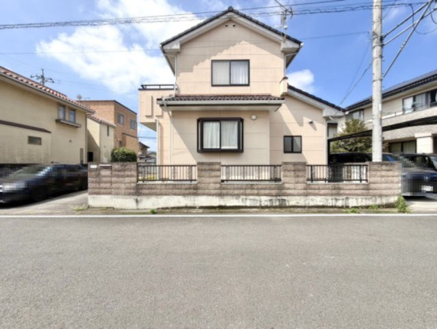 ■外観｜庭付き一戸建てならお子様やペットが走り回っても大丈夫！伸び伸びと遊び、過ごすことができます♪
