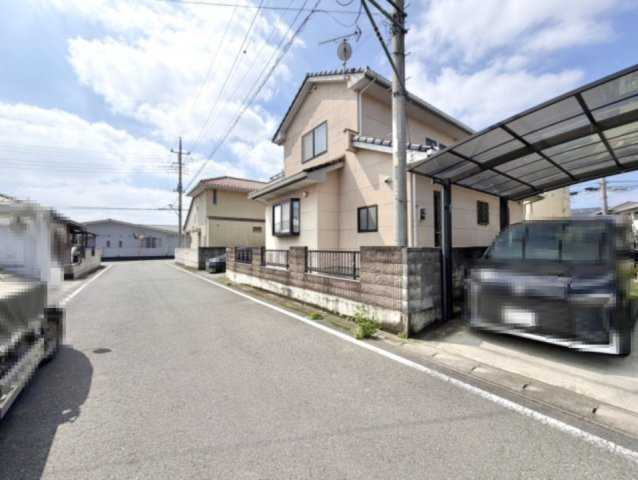 ■外観｜前面道路が広く見渡しが良いため、車の出入りやすれ違いもスムーズで日々の運転も安心して行えます♪