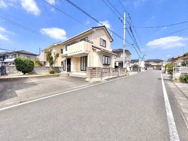 ■外観｜周囲の見渡しが良く、車の出入りの際も安全確認がしやすいため、小さなお子様がいるご家庭でも安心です♪