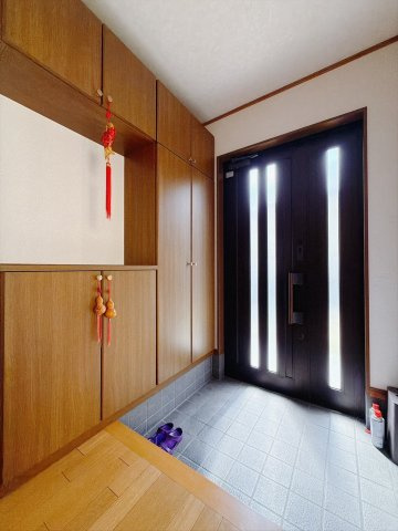 ■玄関｜毎日の「いってらっしゃい」や「お帰りなさい」を大切なご家族と過ごす玄関は〈使いやすさ〉を追求しております。玄関横の物入は急な来客時でもさっとお片付けできるスペースを確保しています。