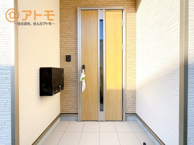 落ち着いた色合いの玄関はダブルロックで防犯性に優れた仕様になっています♪