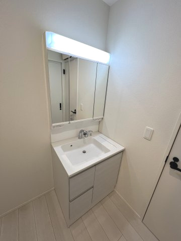 身だしなみを整えやすく、収納たっぷりの三面鏡付洗面化粧台☆
