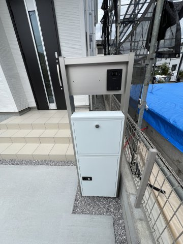 不在時に荷物を受け取れる便利な宅配BOX付き。