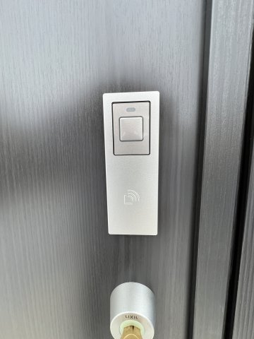 スマートキーはドアに触れるだけで解錠可能なので、かいもの重い荷物を持っているときでも、簡単に玄関ドアを開けられるので便利です☆