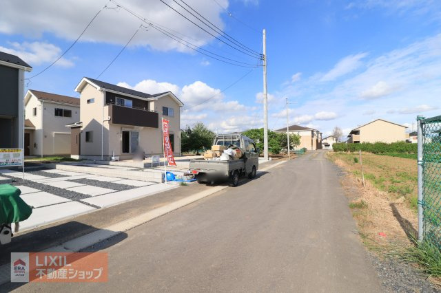 【前面道路】現地完成写真。道幅や駐車など、ご確認ください。