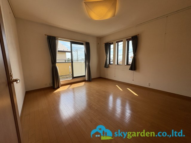 落ち着いて過ごせるお部屋なので、寝室にいかがでしょうか