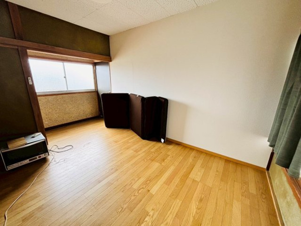 【 倉庫併用住宅付き 真岡市掘込　中古住宅の洋室】