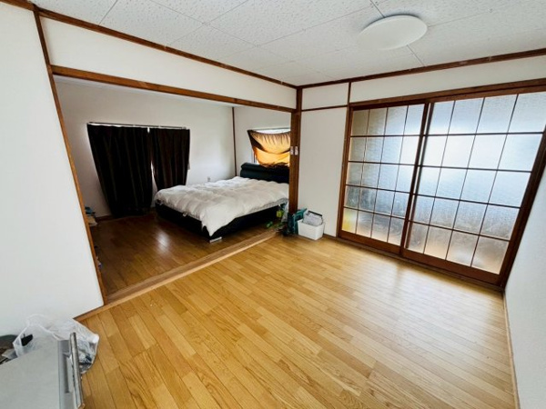 【 倉庫併用住宅付き 真岡市掘込　中古住宅の洋室】