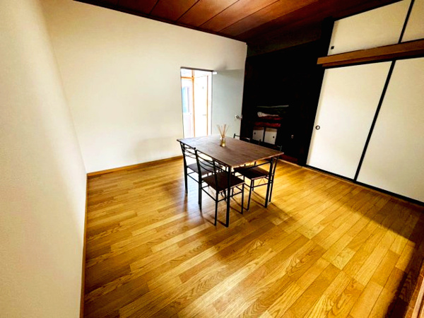 【 倉庫併用住宅付き 真岡市掘込　中古住宅の洋室】