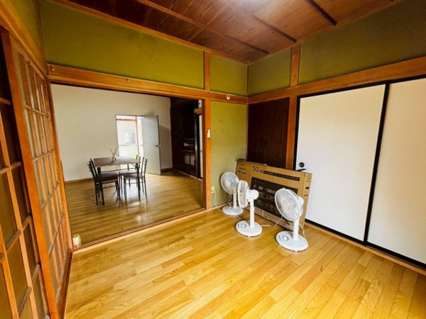 【 倉庫併用住宅付き 真岡市掘込　中古住宅の洋室】