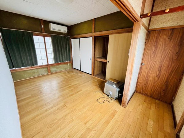 【 倉庫併用住宅付き 真岡市掘込　中古住宅の洋室】