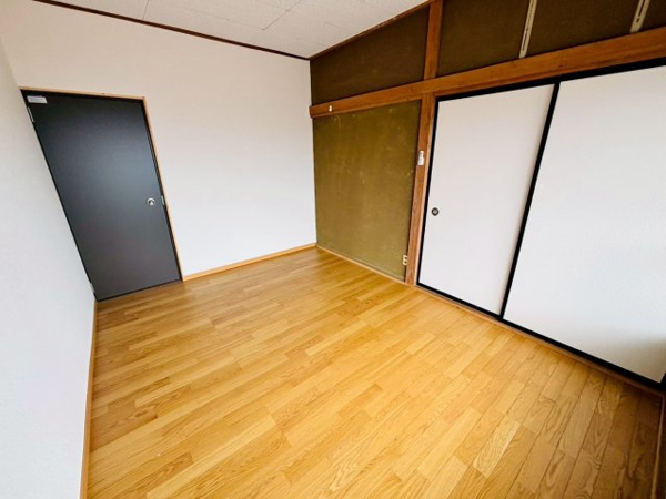 【 倉庫併用住宅付き 真岡市掘込　中古住宅の洋室】