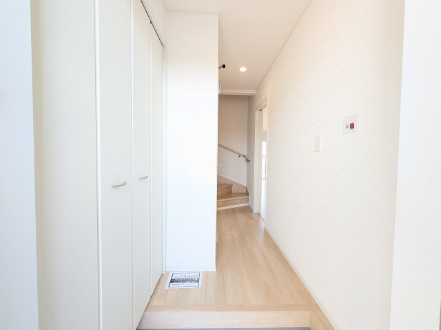 ～ホワイトの建具で明るい印象の玄関ホール～