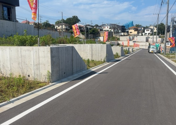 土地の形が極端に長細かったり、狭小地、あるいは道路との高低差がある傾斜地だった場合、後々売ろうとしても買い手がつかない場合もあります。後々、売却することになった時に価値の下がらない土地を選びましょう。