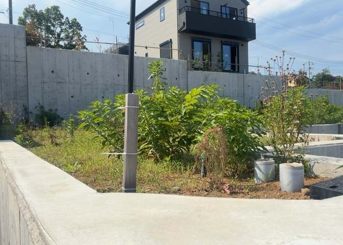 土地の面積＝住宅面積ではありません。建ぺい率の問題などで、土地のある場所によって住宅を建てられる面積は限られています。高さもしかり、「土地」という言葉の中には、建築条件も含まれると考えておきましょう。