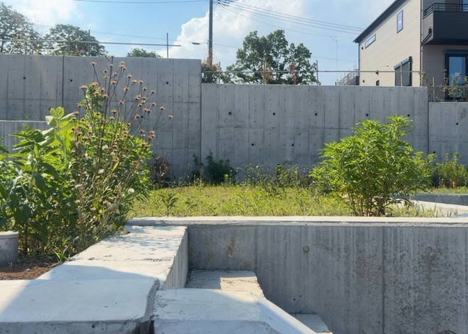 家を建てる場合、方位は要チェックです。現実的に日当たりのよい家ならばリビングは南側、建築基準法でも北側に当たる家への配慮は求められています。土地を見学に行く際は、方位磁針を持って行くようにしましょう。