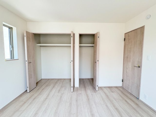 7帖　主寝室　全居室に収納があるので物の置き場に困りません。